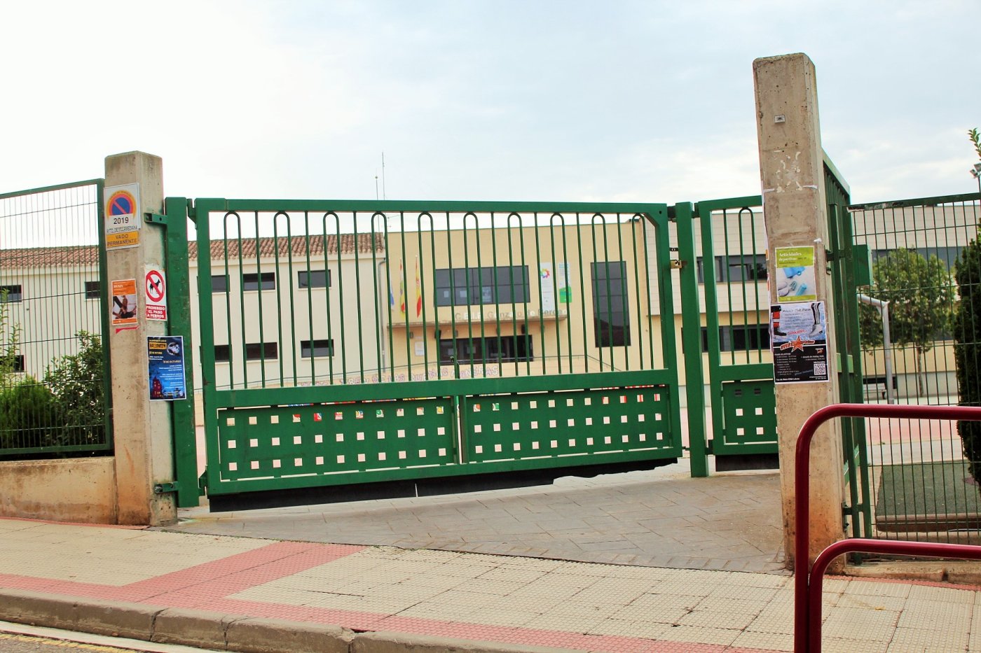 Entrada al CEIP Gonzalo de Berceo, en la mañana de ayer. /Diego Marín A.