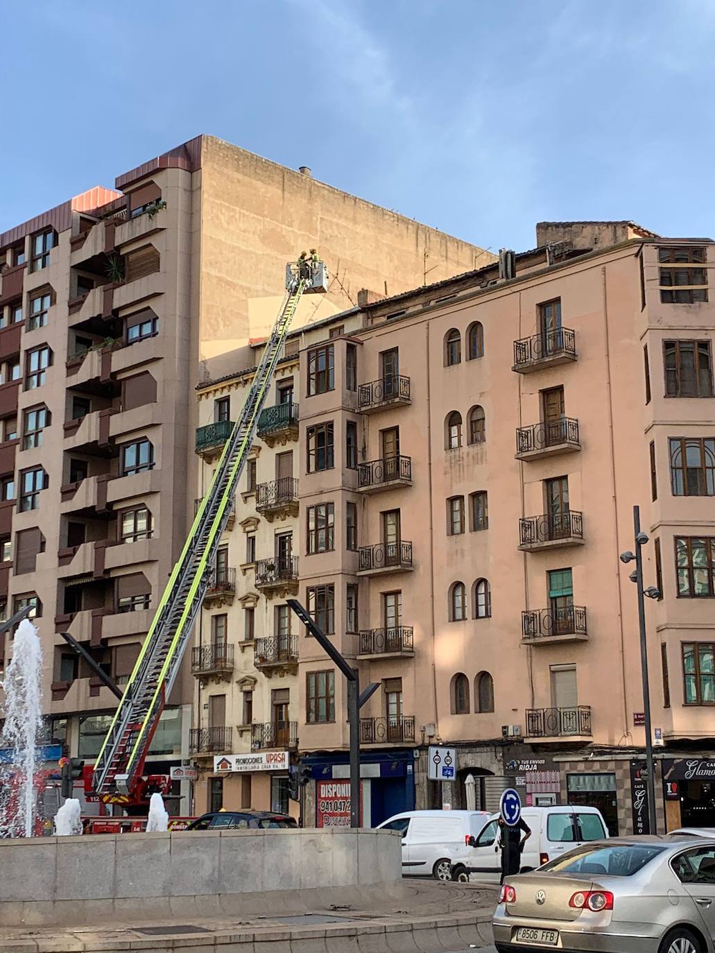 Los bomberos de la capital intervienen esta tarde en el número 19 de Gran Vía. /l.r.