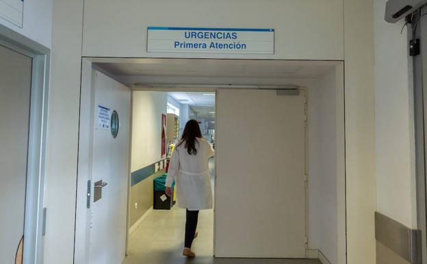 Una profesional en las puertas de Urgencias de primera atención. /Sonia Tercero