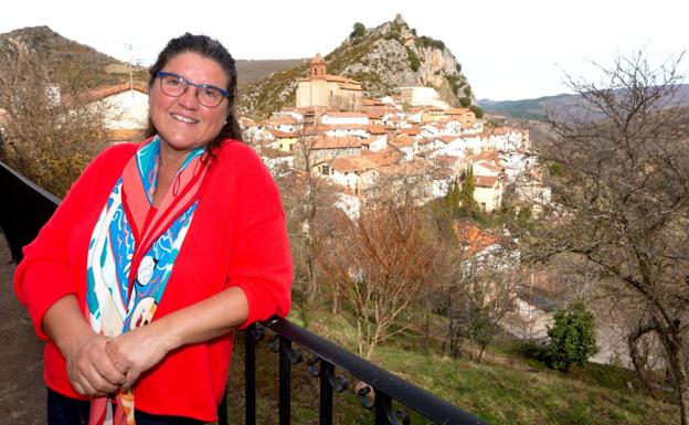 Inmaculada Sáenz posa con Nieva al fondo. /Sonia Tercero