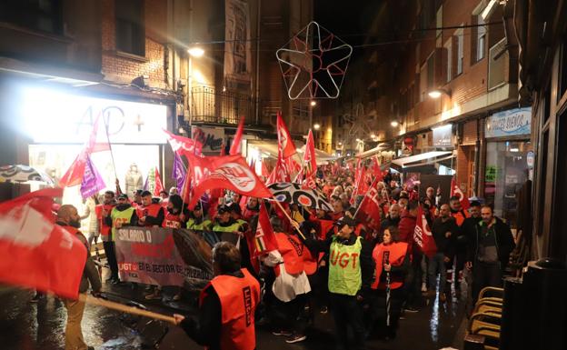 Los sindicatos celebrarán mañana, desde las 18.30 horas, una manifestación como la que recorrió el centro de Arnedo el pasado jueves con unas 800 personas. / E. P.