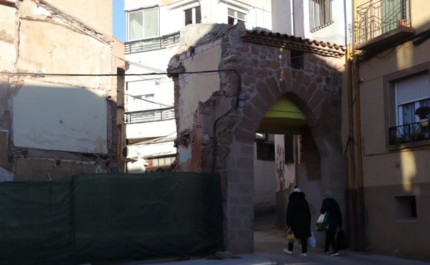 El derribo de la casa ha preservado el Arco de las Nieves. /Ernesto Pascual