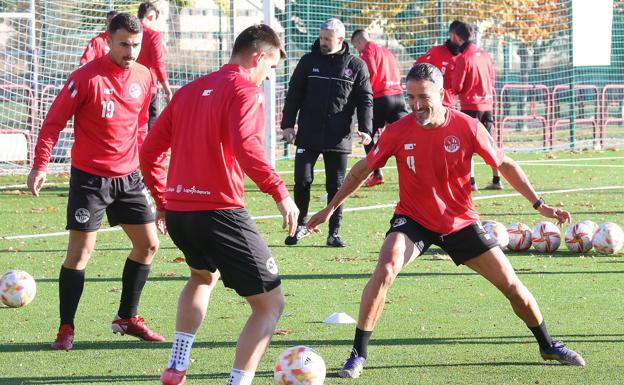 Caneda sonríe durante un ejercicio en el entrenamiento de ayer. / JUAN MARÍN