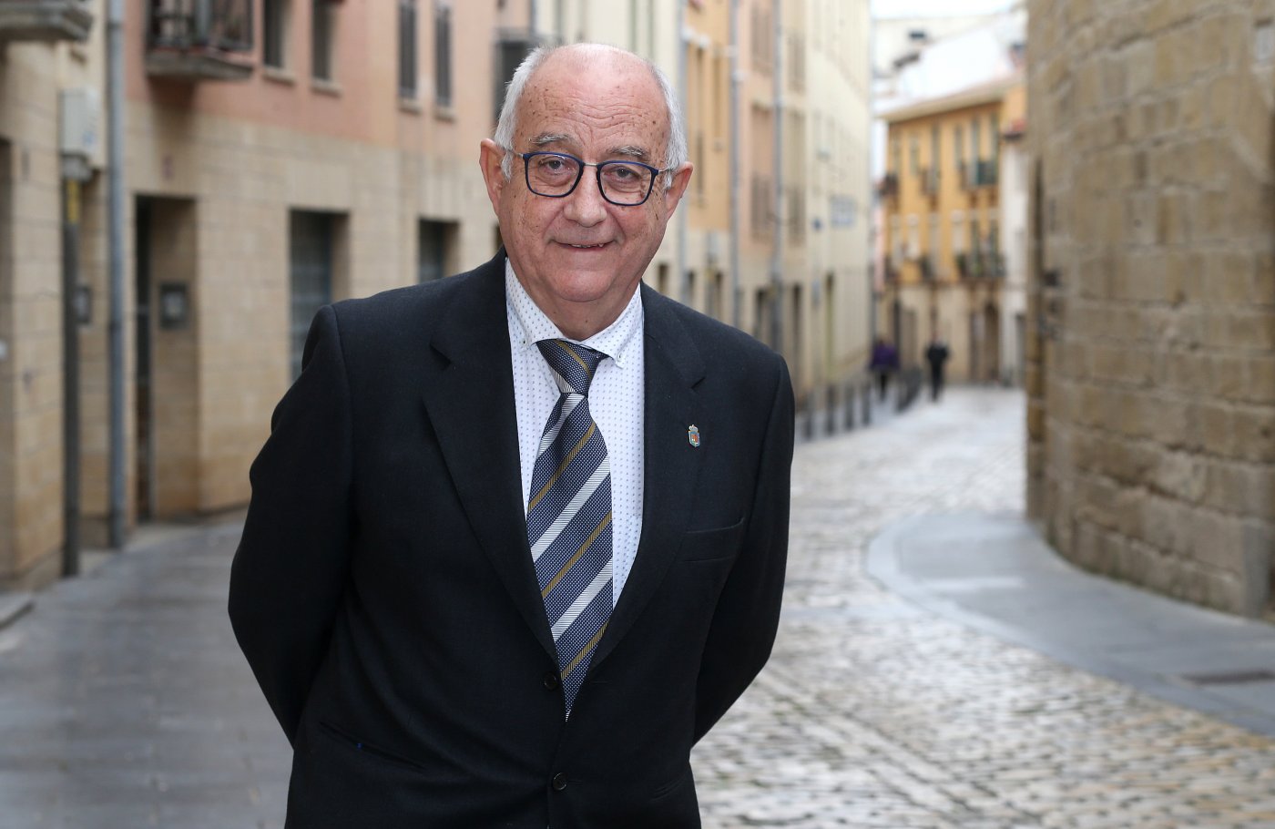 Uruñuela camina por la calle Ruavieja antes de asistir ayer al foro Next Spain de Vocento y Diario LA RIOJA en el Espacio Lagares. /Juan Marín