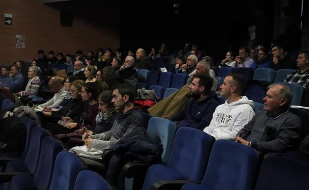 Los agricultores se enriquecieron con las cuatro ponencias. / E. P.