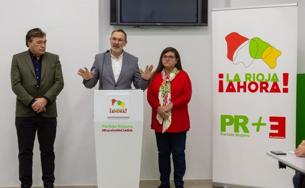 Tomás Guitarte, Rubén Antoñanzas e Inmaculada Sáenz en la nueva sede electoral en Logroño de PR+ y España Vaciada. / SONIA TERCERO