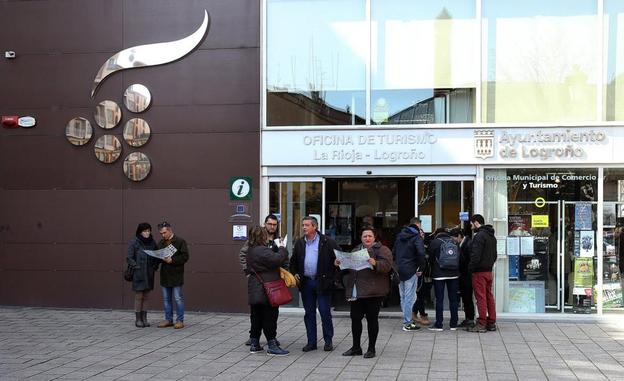 Grupos de visitantes ante las puertas de la Oficina de Turismo en Logroño. / JUAN MARÍN
