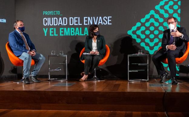 El delegado para el Plan de Transformación, José Ignacio Castresana, con la presidenta Andreu y el secretario general de Industria, Raúl Blanco, en una jornada sobre la Ciudad del Envase. / S. TERCERO