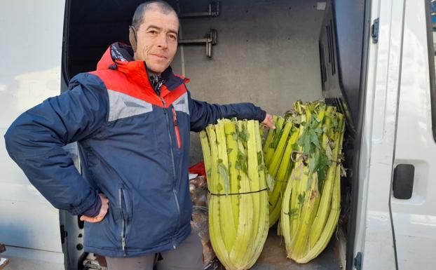 Enrique Bermejo muestra los cardos que vende en el mercadillo semanal de Calahorra. / S. S. J.