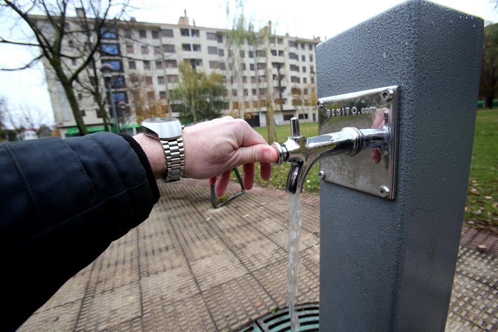 El grifo de la fuente de la plaza de la Vendimia ha sido uno de los sustituidos para evitar roturas. / JUAN MARÍN