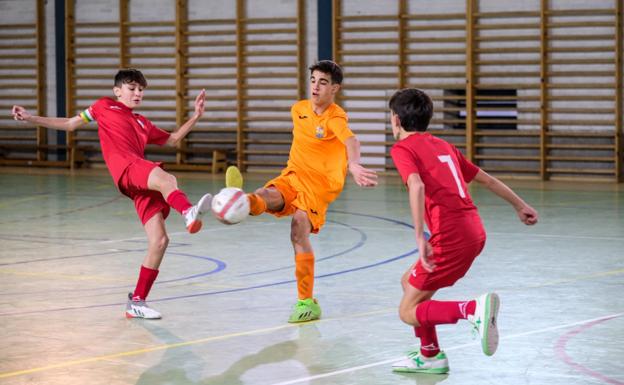 Un momento de uno de los encuentros de fútbol sala disputado el pasado fin de semana. / FERNANDO DÍAZ
