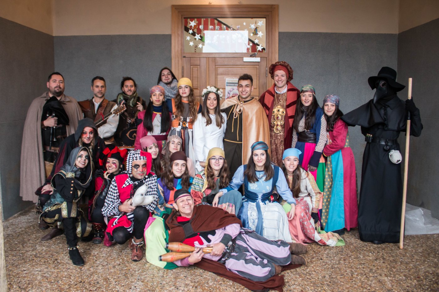Participantes en la boda medieval, que tuvo que suspenderse por la mañana debido a la lluvia. /Javier Albo