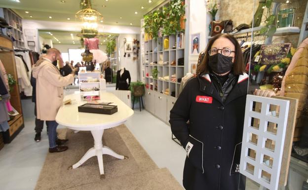 Imagen de archivo de clientes en el interior de un pequeño comercio de Logroño. / JUAN MARÍN