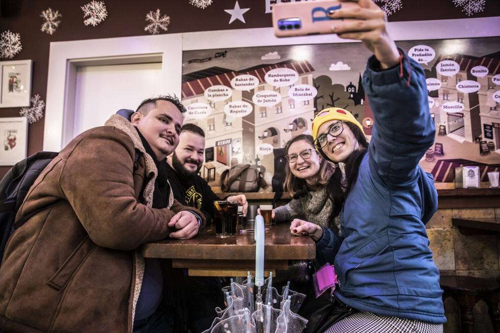 Logroño. Un grupo de turistas se hacen un selfi en La Taberna de Correos de La Laurel./Justo Rodríguez