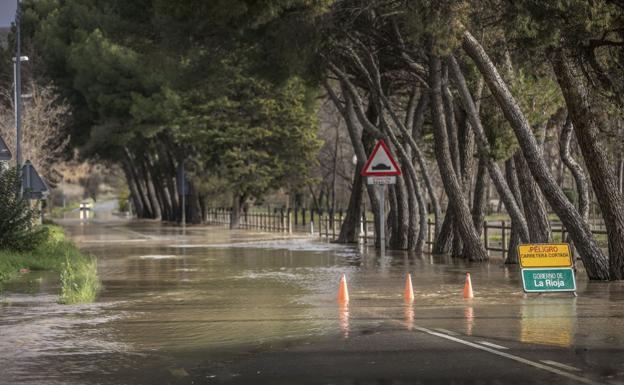 Carretera cortada en el Pozo Cubillas por inundación. / J. RODRÍGUEZ