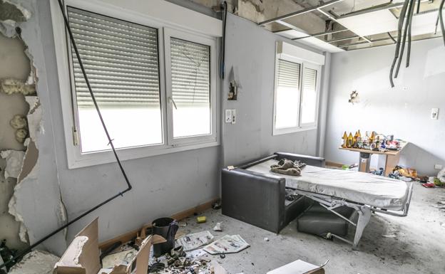 Estado en el que quedó la antigua Clínica Valvanera tras varios meses ocupada. /Justo Rodríguez