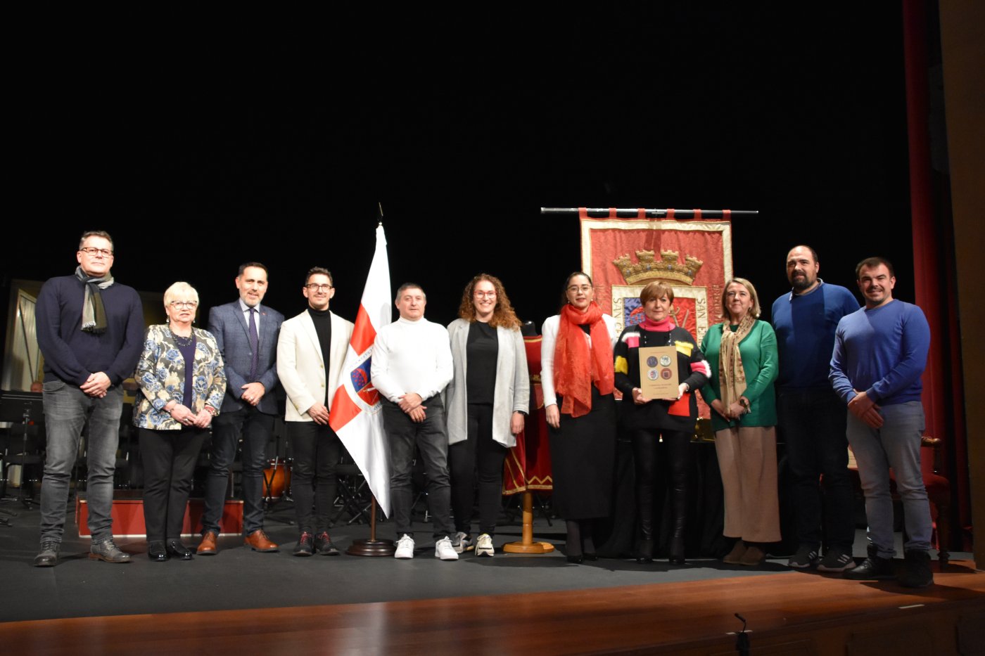 María Antonia San Felipe acompañada por autoridades municipales y regionales después de la presentación en el teatro Ideal. /Sanda Sainz
