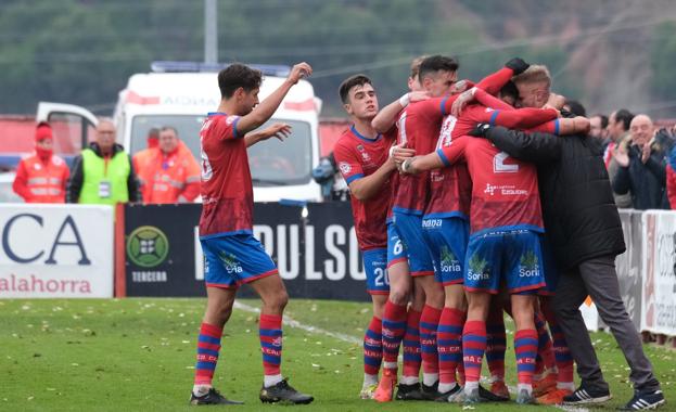Futbolistas y técnico rojillos, abrazados tras marcar el domingo. / F. DÍAZ