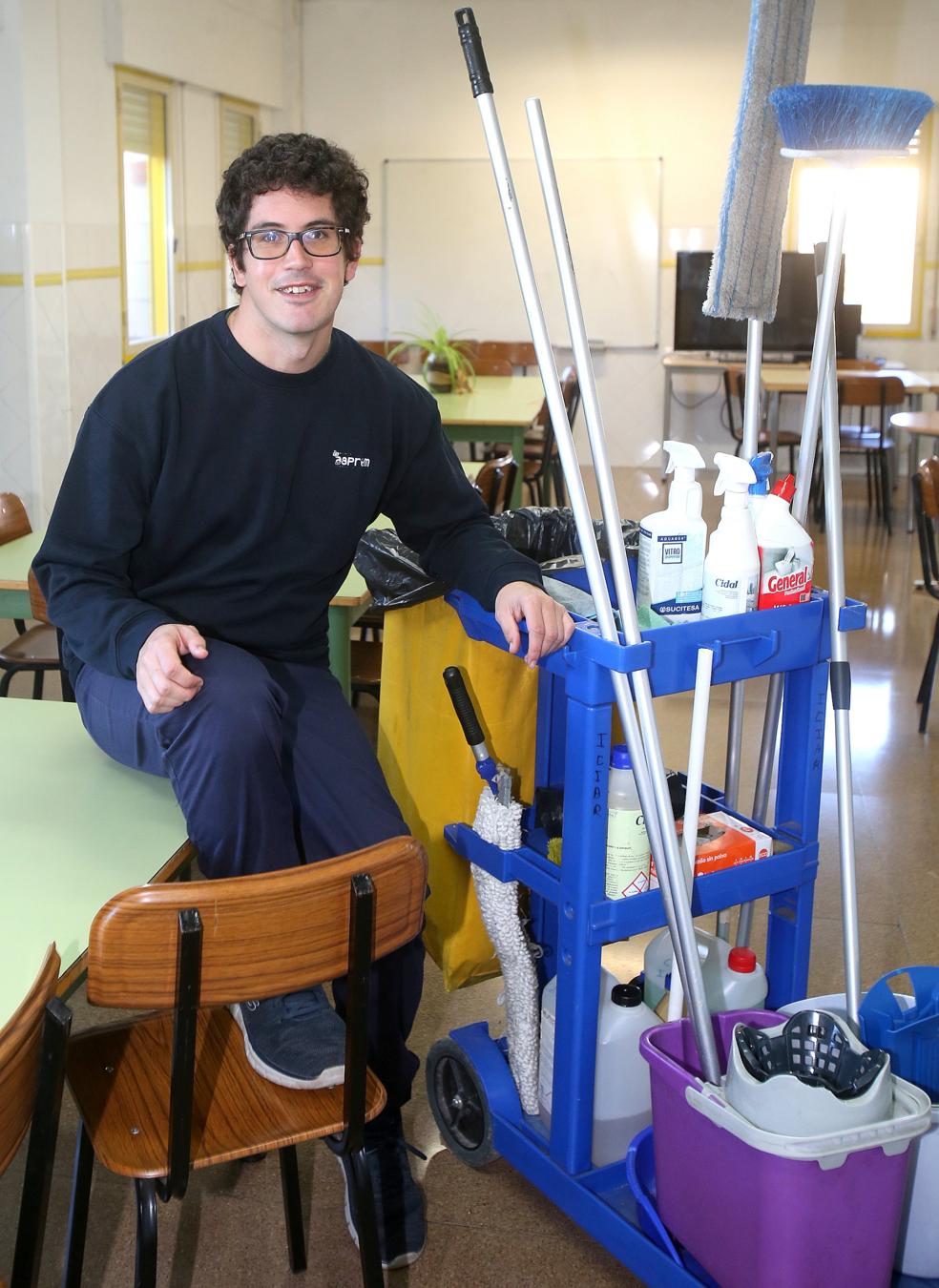 Diego Raaijen posa en el comedor de la Fundación ASPREM junto a uno de los carritos de limpieza. / JUAN MARÍN