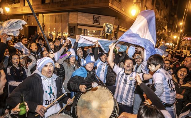 Aficionados argentinos a las puertas del Frankfurt, en el interior del bar Cariló y en la fuente de Murrieta, antes y después de que Argentina ganase el Mundial. / JUSTO RODRÍGUEZ / FERNANDO DÍAZ