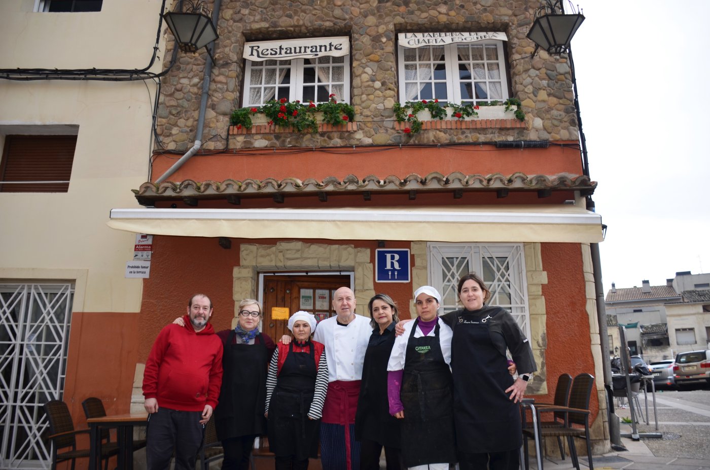 Santiago Prieto, Mila Suescun, Amal Banani, Mariano Suescun, Gloria Muriel, Malika Abuzaiz y Laura Suescun, delante del restaurante. / I.Á