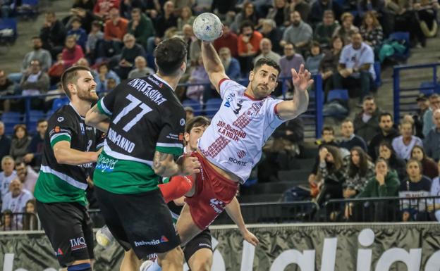 Leo Dutra lanza a portería en su último partido en el Palacio, ante el Anaitasuna. / FERNANDO DÍAZ