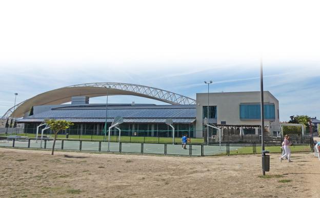 Aledaños del estadio de El Mazo, que cambiará de nombre próximamente. / M.C.