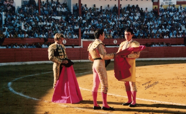 'El Trueno II' en el momento de tomar la alternativa en Alfaro, con Ortega Cano como padrino. /