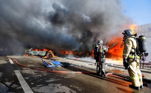 Un bombero trabaja para extinguir el fuego en los puestos del mercado afectados por los bombardeos./Alexander Ermochenko / REUTERS