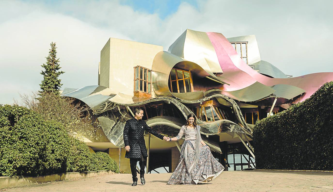La pareja de novios posa con la vestimenta característica de la India delante de la icónica bodega Marqués del Riscal. /Tomás Cristóbal Fotografía