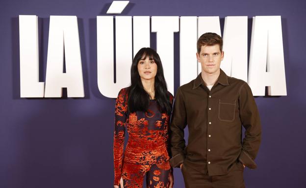 El actor Miguel Bernardeau y la actriz y cantante Aitana posan durante la premier de su serie «La última»./EFE