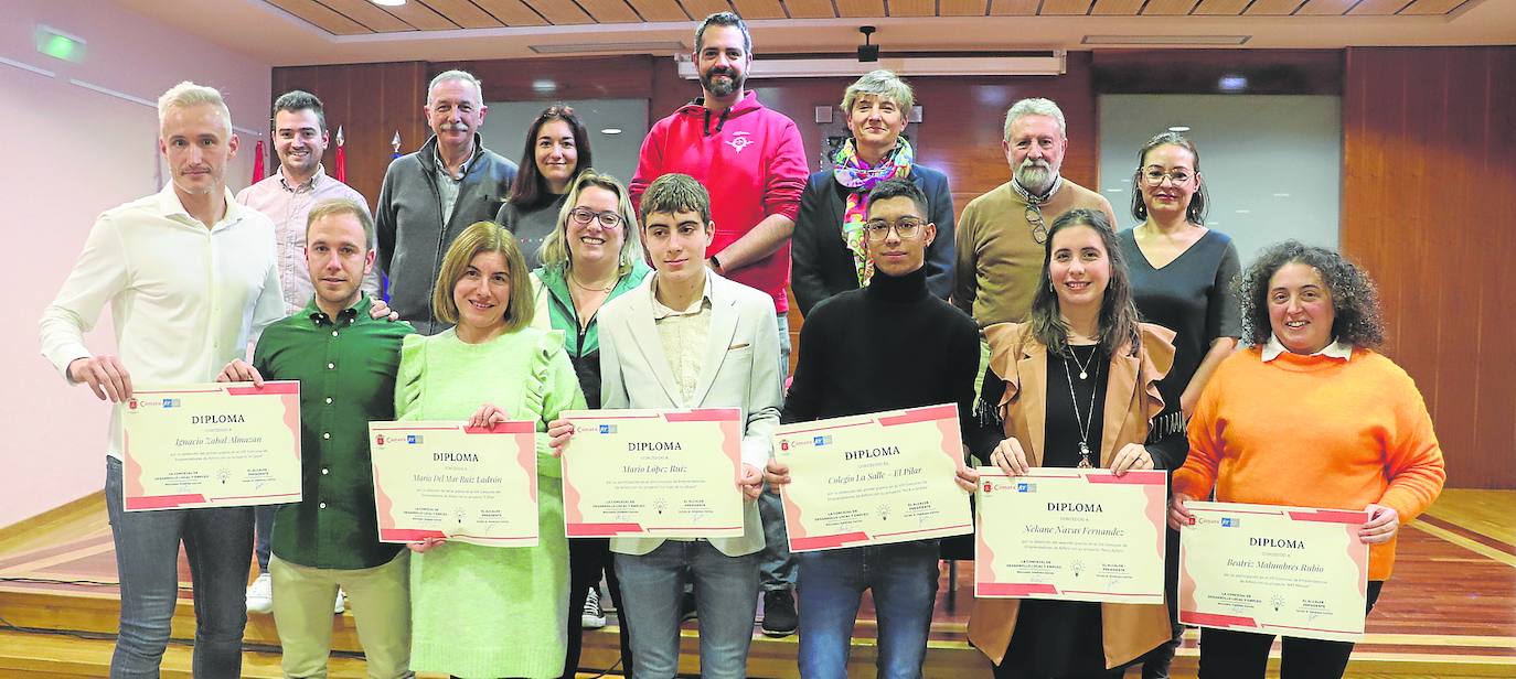 Foto de familia de los premiados en la octava edición del Concurso de Emprendedores junto a concejales alfareños. /E. P.