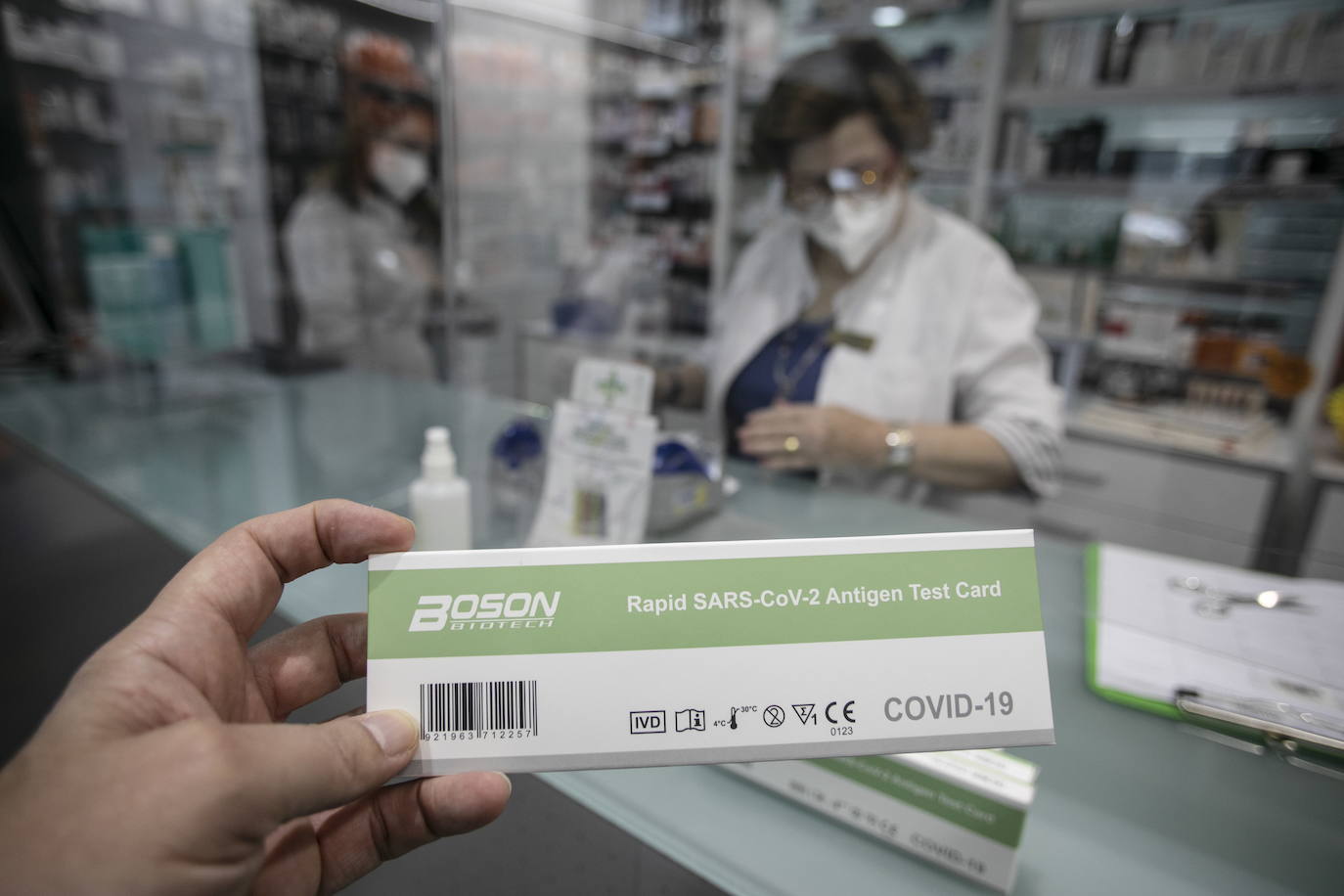 Imagen de la venta de un test de antígenos en una farmacia riojana. /Justo Rodríguez