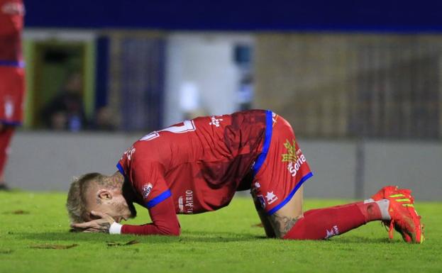 Sergio Gil se lamenta en el suelo en el partido contra el Amorebieta. /cd calahorra