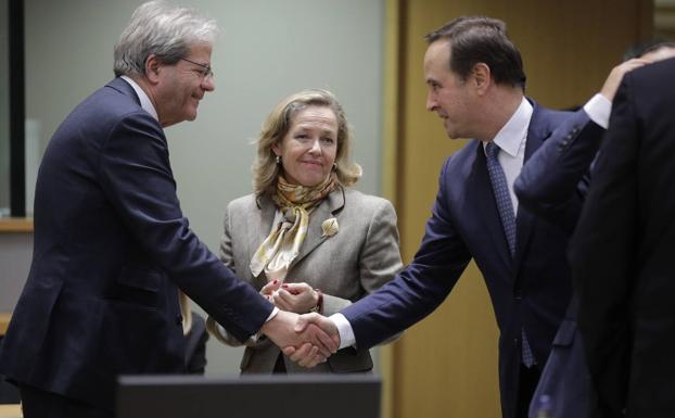La vicepresidenta Nadia Calviño, este martes con el comisario europeo de Economía, Paolo Gentiloni (izquierda), y el ministro portugués del ramo, Fernando Medina./efe