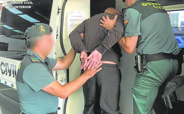 Imagen de archivo de la detención de un hombre acusado de violar a una mujer en una entrevista de trabajo. /G. C.