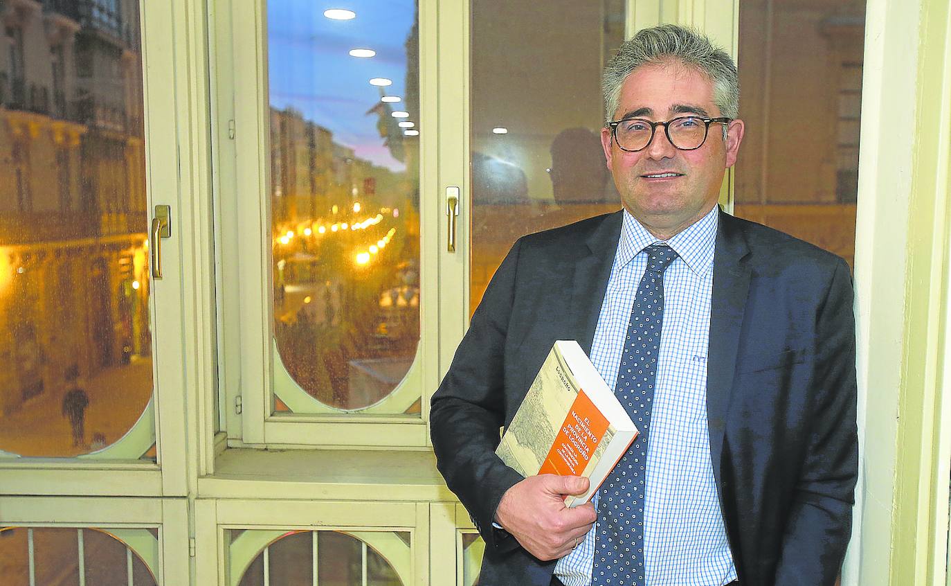 Francisco Javier Díez Morrás posa con su libro en el Ateneo. /JUAN MARÍN