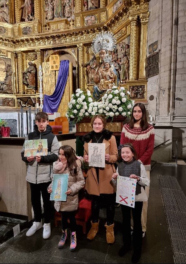Imagen de los galardonados junto a la Virgen de la Esperanza en la iglesia de Santiago. /C.N.S.V.E.