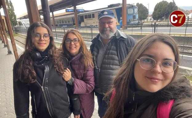 La familia canaria Rodríguez Rodríguez posa para un 'selfie', el sábado pasado, en una estación de tren de Rumanía. /C7