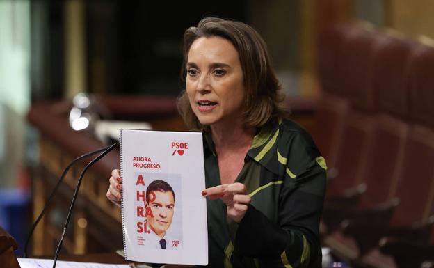La portavoz parlamentaria del PP, Cuca Gamarra, sostiene el programa electoral del PSOE. /EFE