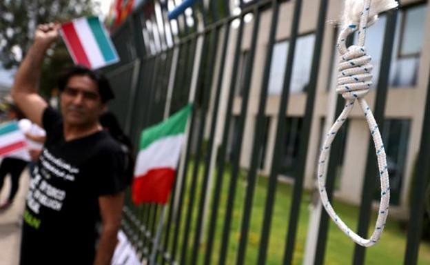 Una soga cuelga en una protesta de ciudadanos iraníes asentados en Chile contra la represión del régimen ayatolá. /REUTERS