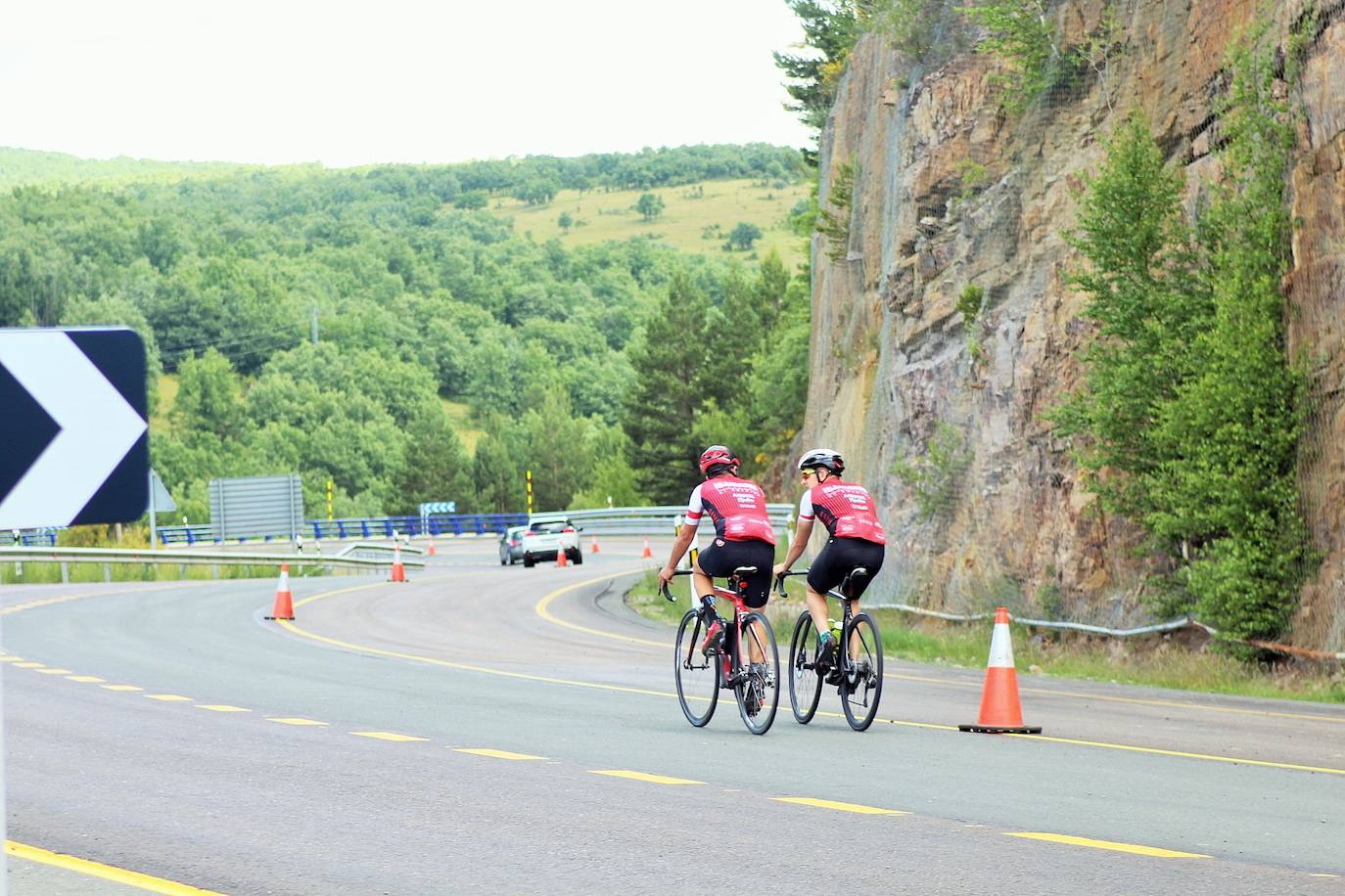 Dos ciclistas pedalean por la N-111 a su paso por Lumbreras. /D.M.A.