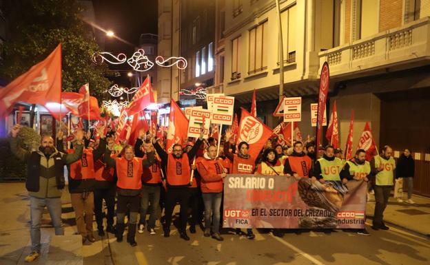 Cerca de un millar de personas recorrieron el centro de Arnedo convocados de nuevo por los sindicatos para reclamar «un convenio justo». /E. P.