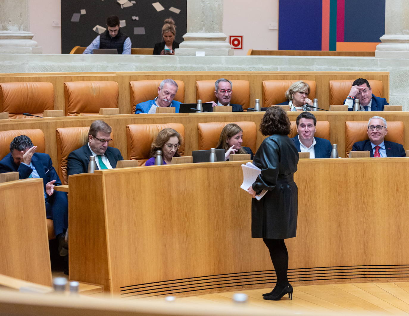 Henar Moreno dialoga con las bancadas populares durante un pleno del pasado mes de octubre. /Sonia Tercero