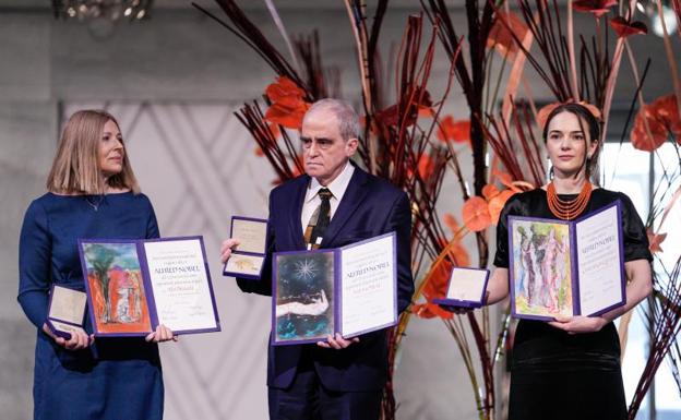 Oleksandra Matviichuk, Yan Rachinski y Natalia Pinchuk, muestran sus galardones en Oslo. /EP