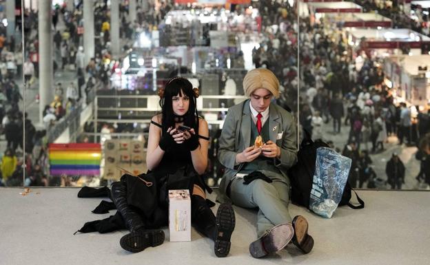 Dos asistentes al Salón del Manga de Barcelona./Efe