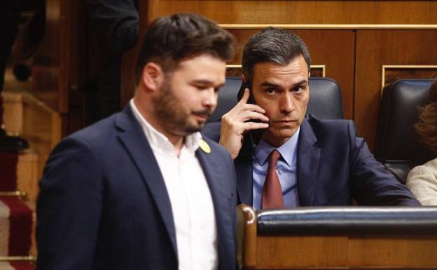 Gabriel Rufián, portavoz de ERC, pasa ante Pedro Sánchez durante un pleno del Congreso. /R. C.