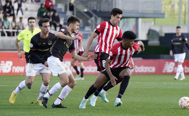 Diego Esteban y Sarriegi presionan a Adu en un lance del partido. /Athletic club