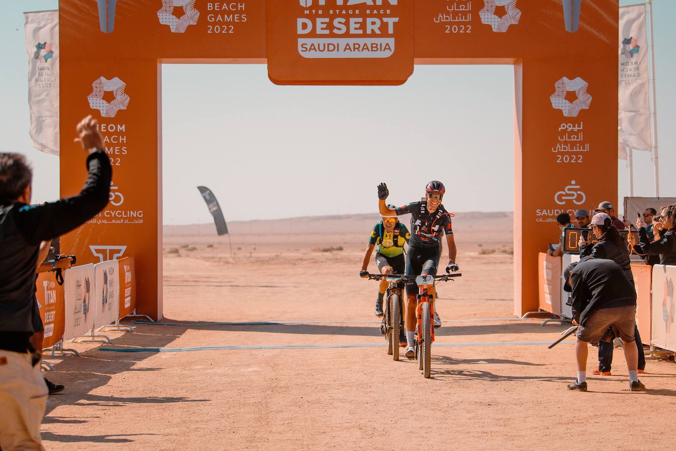 Valero entra en la meta de la primera etapa de la Titan Desert. /BH TEMPLO CAFÉS UCC