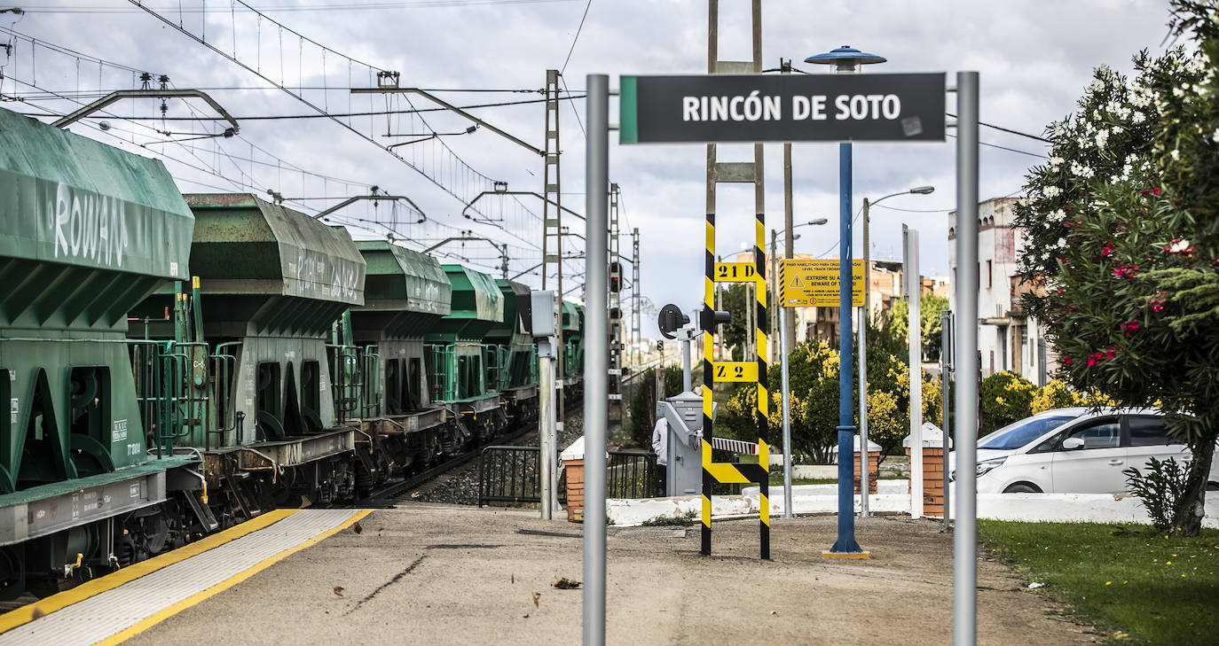 Imagen de archivo del paso a nivel sobre la vía del ferrocarril en Rincón de Soto. /JUSTO RODRÍGUEZ